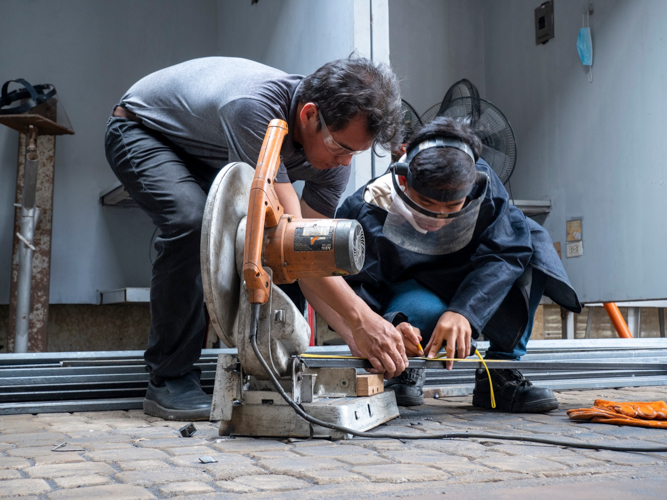 Guided by Tzu Chi Tech-Voc staff, Wilbert Tolentino learns welding skills in his class. 【Photo by Matt Serrano】