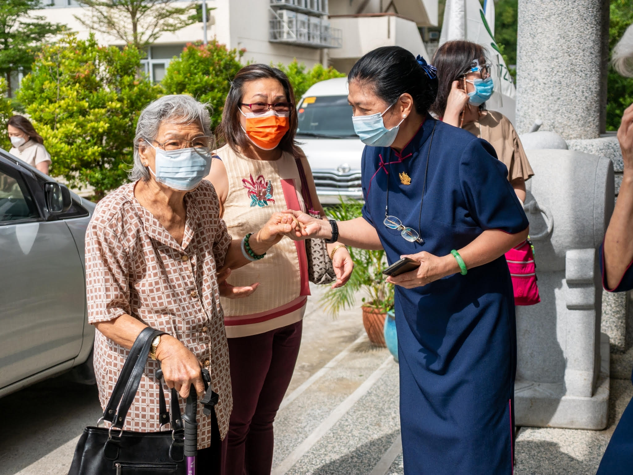 Tzu Chi commissioner Terry Fan (in blue) greets guests attending the blessing ceremony. 【Photo by Daniel Lazar】
