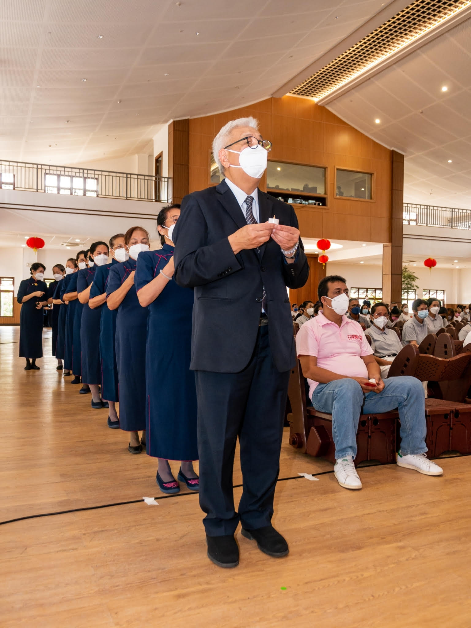 Tzu Chi Philippines CEO Henry Yuňez leads a group of Filipino volunteers in the Lunar New Year blessing ceremony. 【Photo by Daniel Lazar】