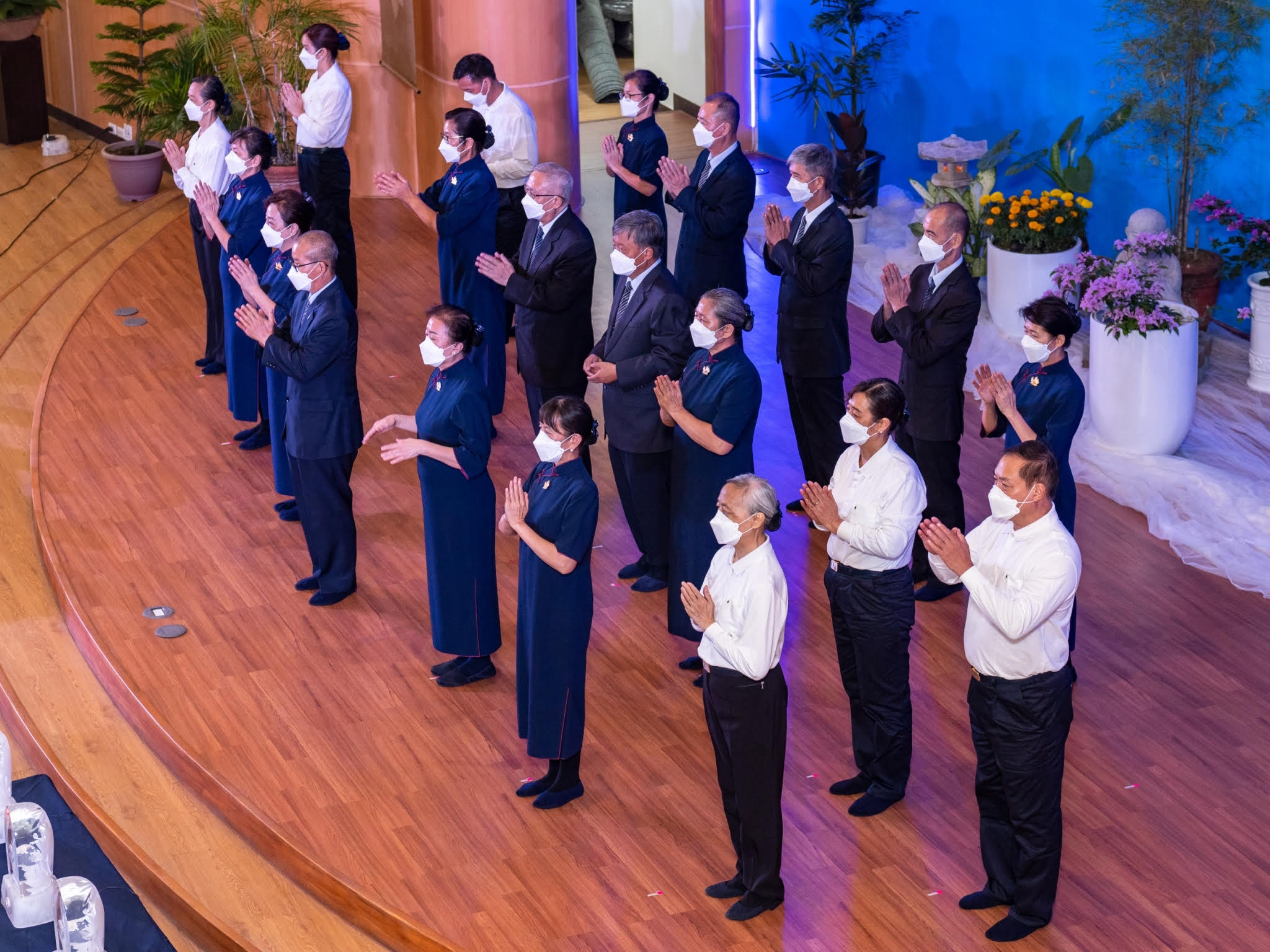 After a two-year absence, Tzu Chi volunteers take to the stage and perform in sign language. 【Photo by Daniel Lazar】