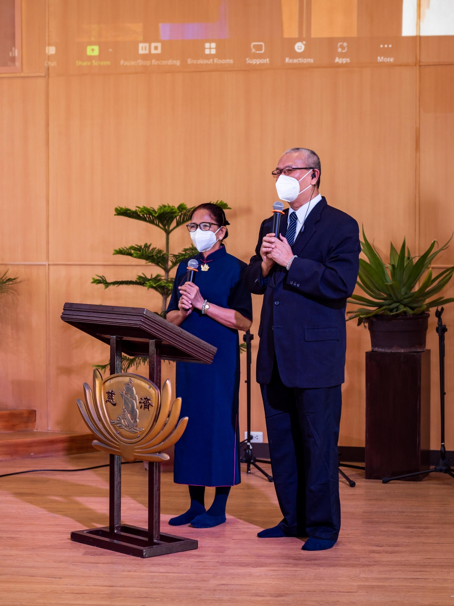 Tzu Chi volunteers Espie Sapin (left) and Lino Sy served as the blessing ceremony’s emcees. 【Photo by Daniel Lazar】
