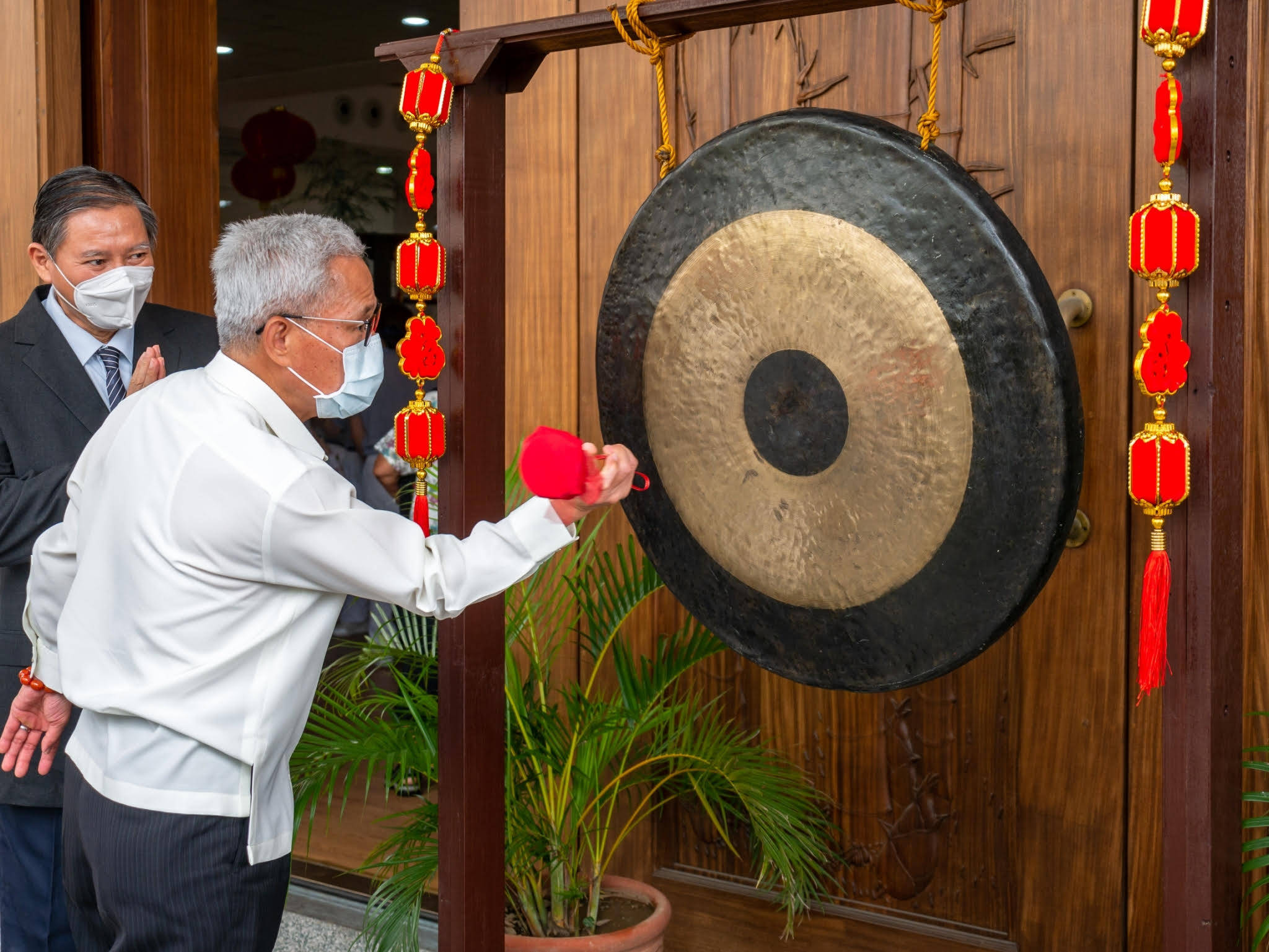Taiwan Ambassador Michael Peiyung Hsu strikes the gong for good luck outside the JingSi Hall. 【Photo by Daniel Lazar】