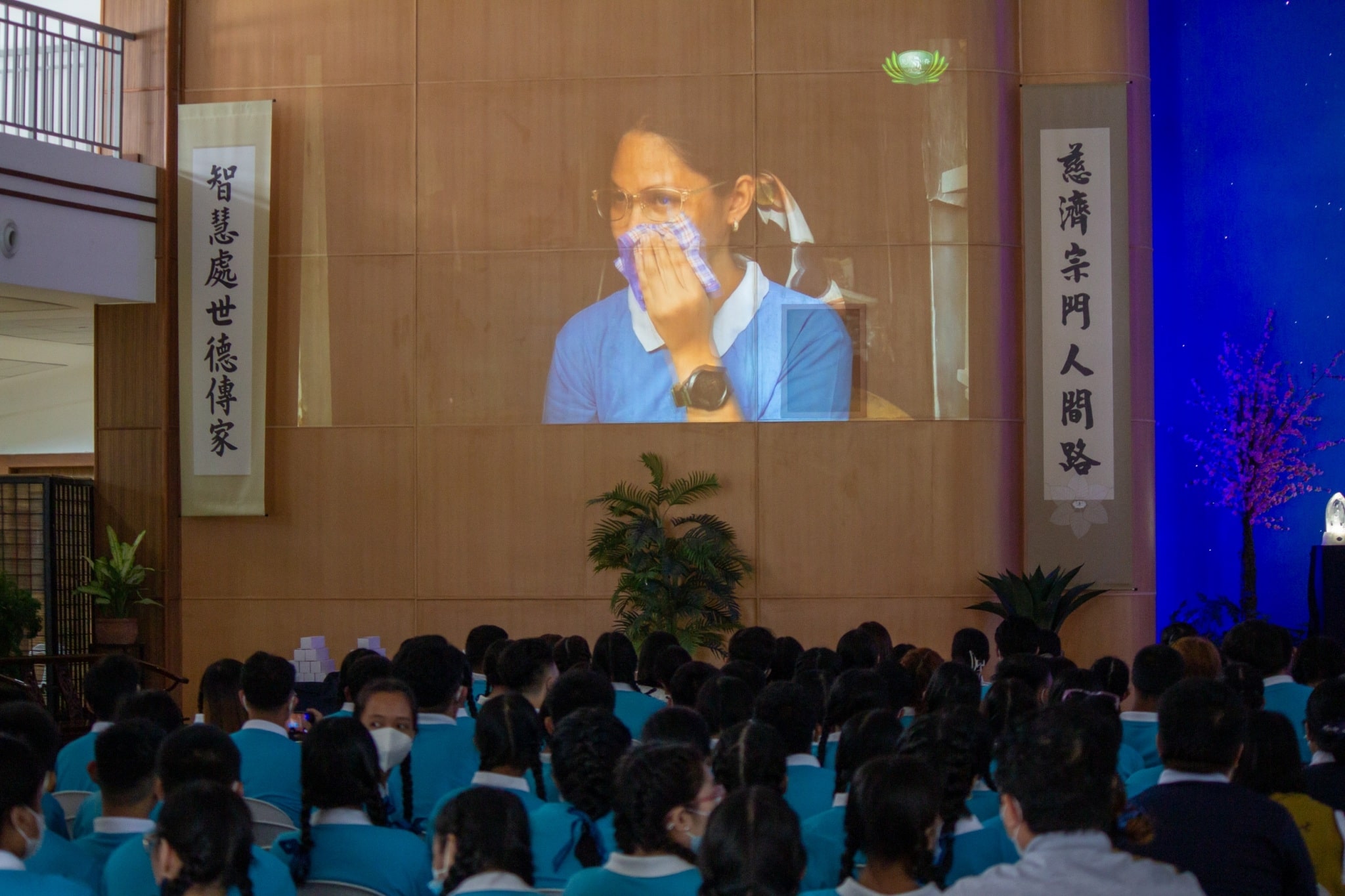 Scholars watch intently on the screen as Rhea Mae Baay shares her story in a special video presentation. 【Photo by Marella Saldonido】