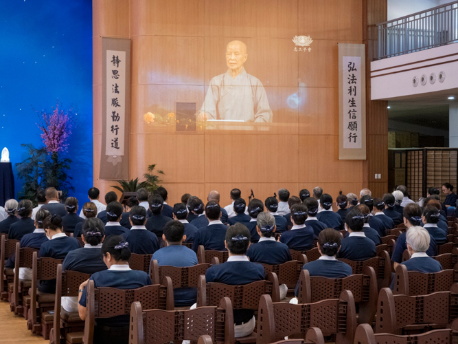 After the ceremony, volunteers gathered at the Jing Si Hall where the Tzu Chi founder Dharma Master Cheng Yen gave a message of encouragement and inspiration to volunteers worldwide. 【Photo by Matt Serrano】