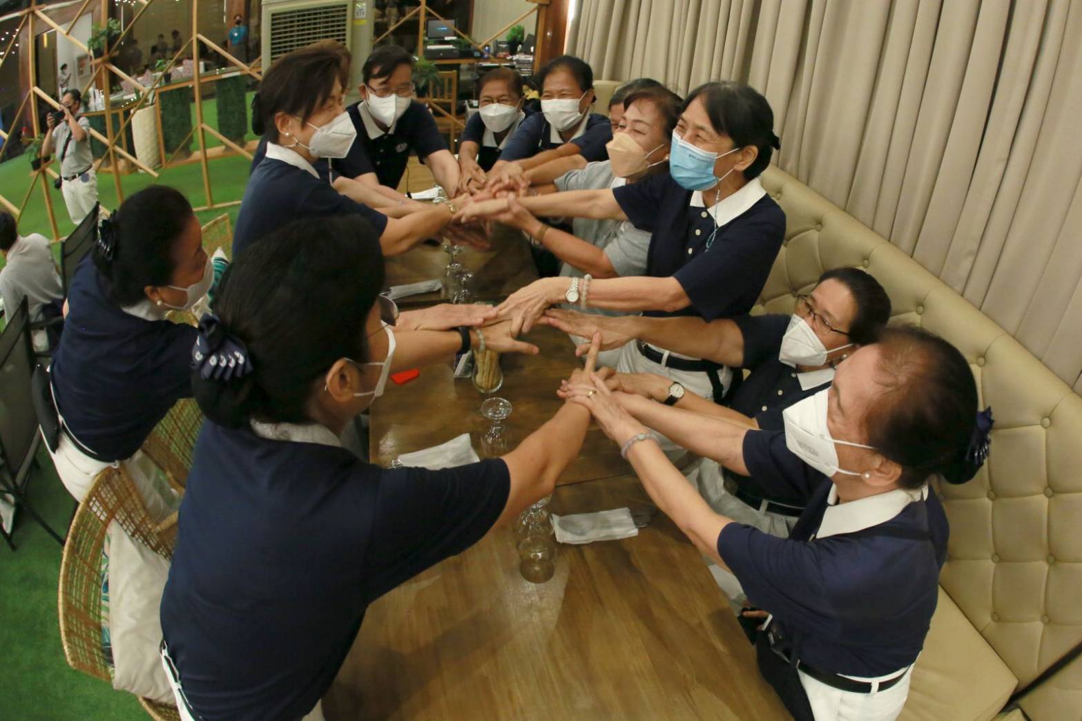 Manila and Cebu volunteers huddle together in the auspicious gathering. 【Photo by Jan Davis Co】