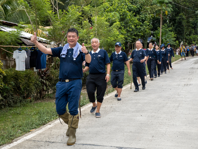 Tzu Chi Davao Officer-in-Charge Nelson Chua leads volunteers in their visit to the banana planting site. 【Photo by Matt Serrano】