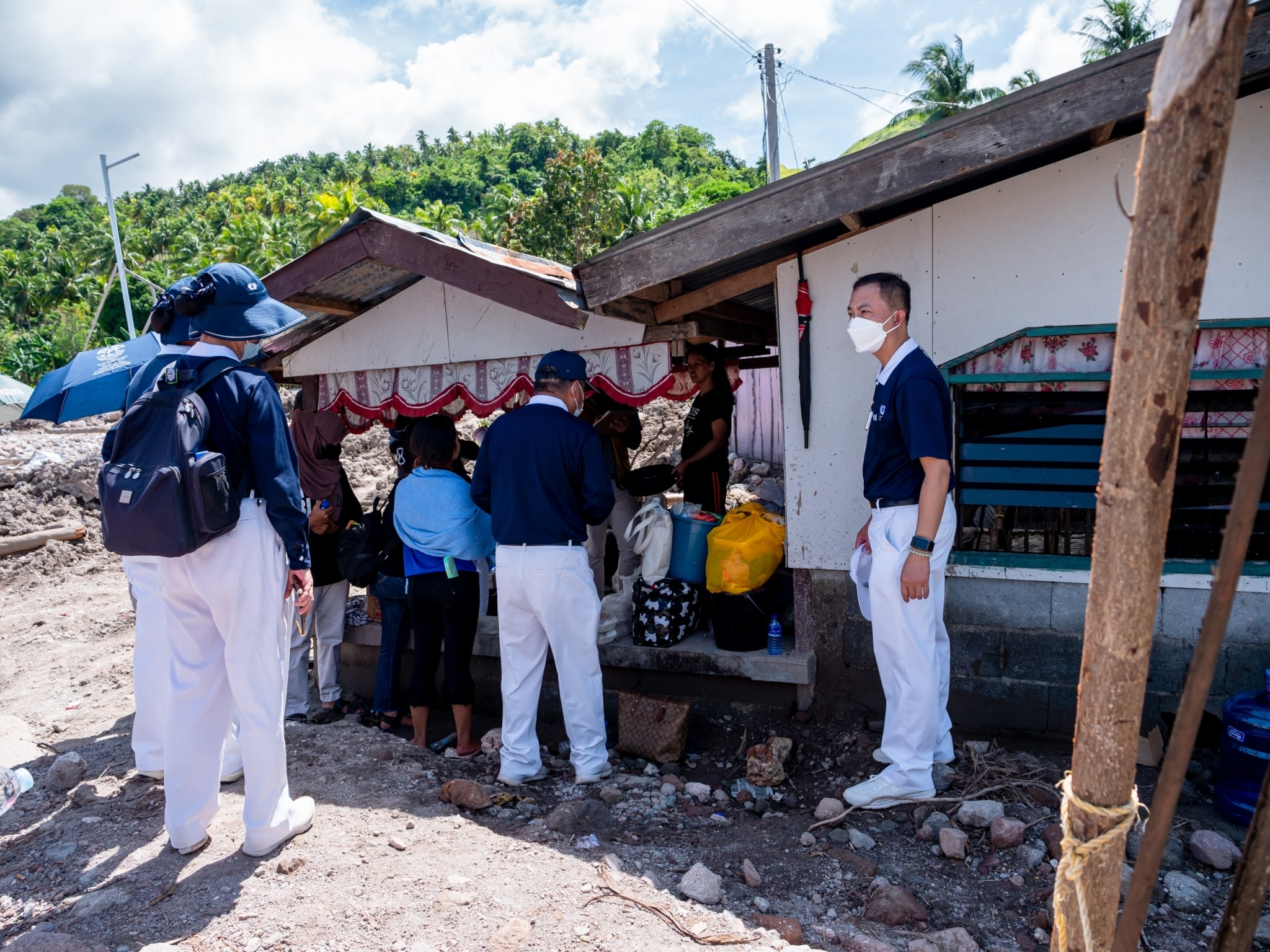 Tzu Chi volunteers survey the ‘ground zero’ of the tragic landslide that wiped out a Teduray indigenous community in Brgy. Kusiong. 【Photo by Daniel Lazar】
