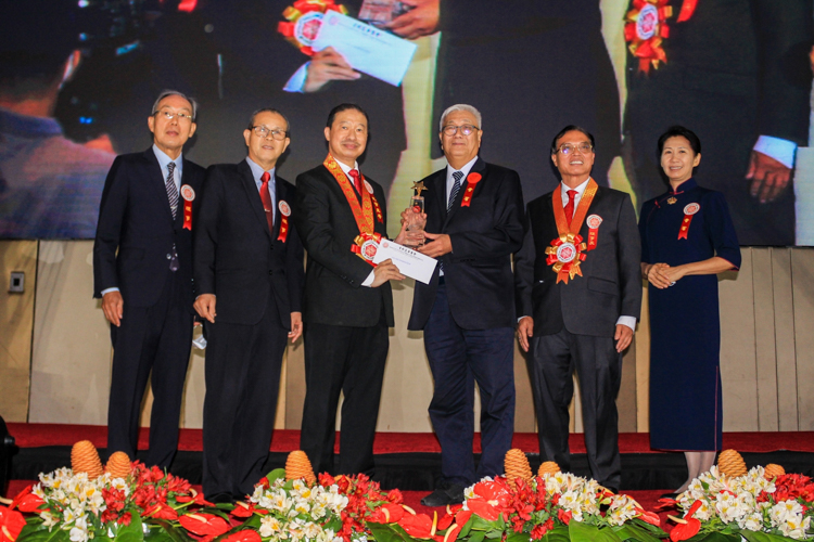 Tzu Chi Philippines CEO Henry Yuñez (3rd from the right) together with volunteers Leonardo Chua (leftmost), Manny Go (2nd from the left) and Deputy CEO Woon Ng (rightmost) receives the Dragon Star Award from QCAFCBI outgoing President Joseph Lim Bon Huan (3rd from the left) and incoming President Joaquin Co (2nd from the right). 【Photo by Kinlon Fan】