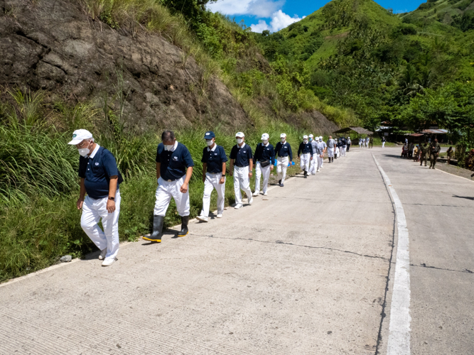 Volunteers trek through mountainous roads to visit the cardava banana planting project at Sitio Napisulan, Brgy. Sto. Niño, Talaingod, Davao del Norte. 【Photo by Matt Serrano】