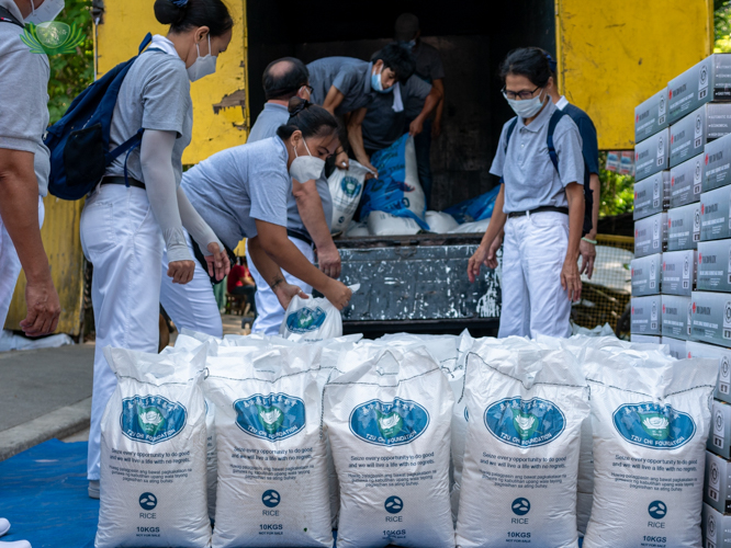 Tzu Chi volunteers distribute gas stove, casserole, 10 kilos of rice, and other cooking needs and hygiene supplies to 106 families in Brgy. UP Campus, Village A. 【Photo by Daniel Lazar】