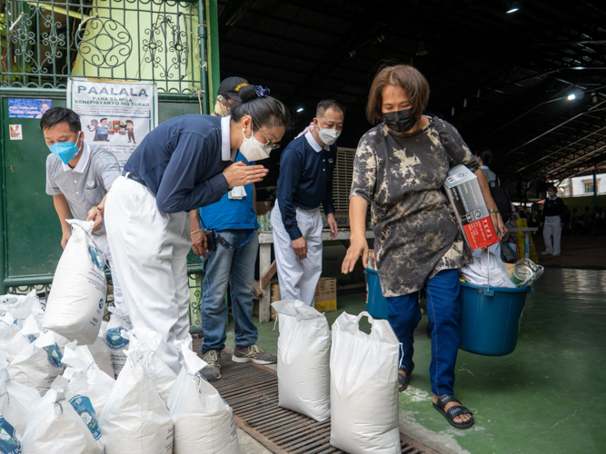 Tzu Chi volunteers distribute 10 kilos of rice, food grocery items, gas stove, casserole, kitchen utensils, blanket, sleeping mat, and hygiene supplies to 277 families in Brgy. 648, Baseco, Manila. 【Photo by Jeaneal Dando】