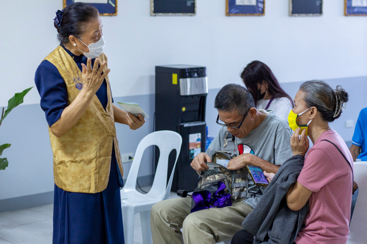 Patients receive attentive care from Tzu Chi volunteers in the waiting area. 【Photo by Harold Alzaga】