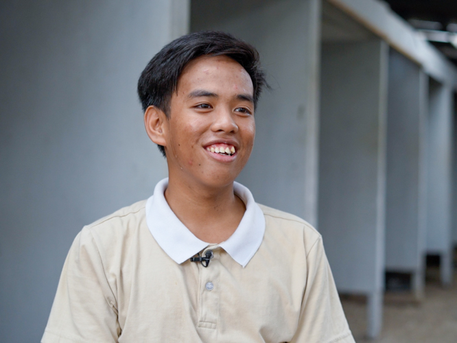 Wilbert Tolentino shares his experience as a scholar of Tzu Chi’s Technical-Vocational course on welding. “I feel so happy, I didn’t have any regret. All of my efforts were worth it,” he says. 【Photo by Harold Alzaga】