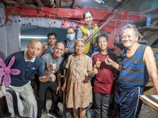 Wilbert Tolentino and his grandparents welcome Tzu Chi volunteers into their home. 【Photo by Matt Serrano】