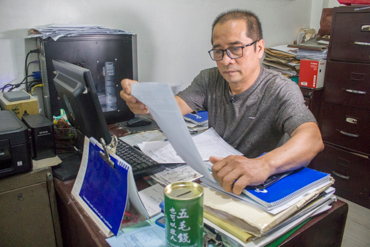 After three months of rest, Virgilio returned to his work in February 2022 as a bookkeeper in a construction company. “Before, I didn’t have the energy to wake up in the morning. I felt like a burning candle, dying slowly. But now, I feel great to have returned to work,” he cheers. 【Photo by Matt Serrano】