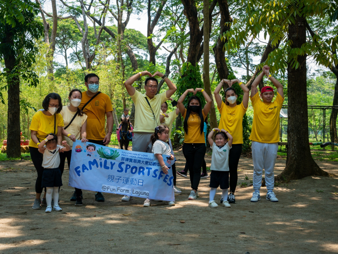 Yellow team gathers for a group photo. 【Photo by Daniel Lazar】
